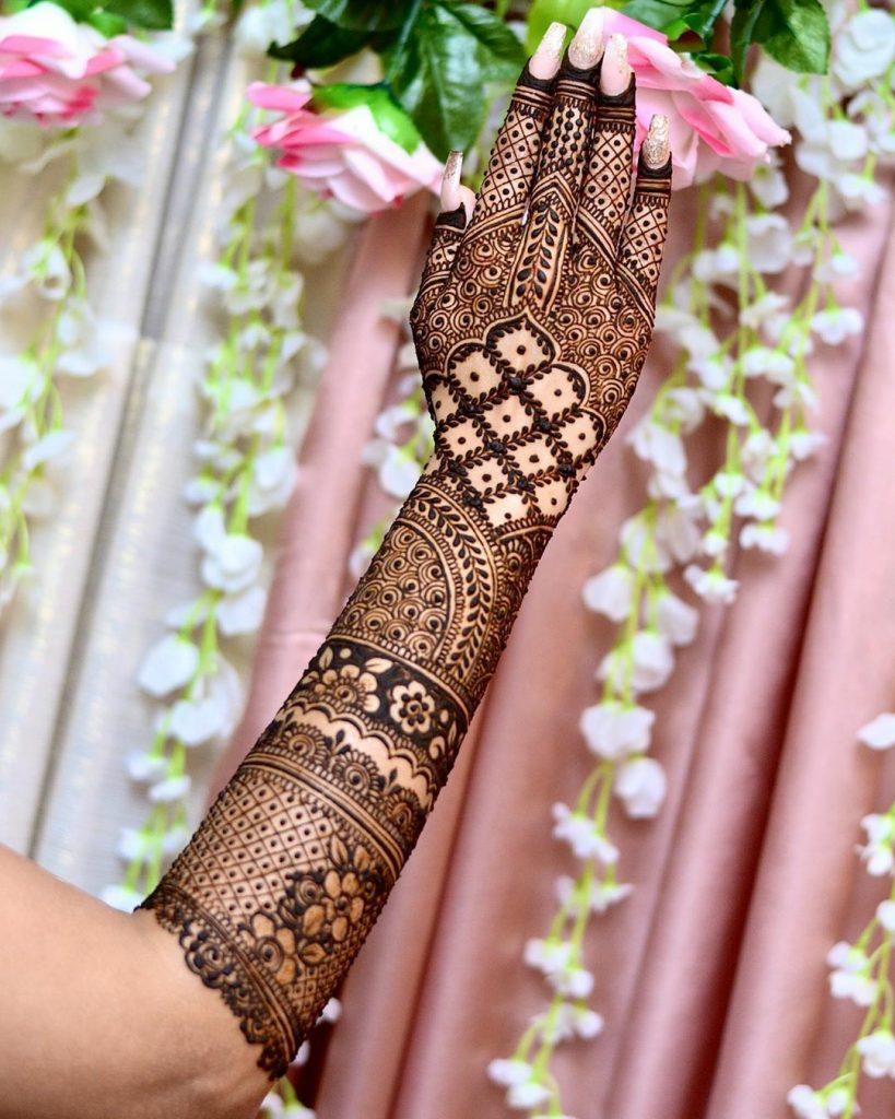 10 Rockstar Mehendi Artist You Must Follow for your henna Inspo!, Farah Sayeed 1