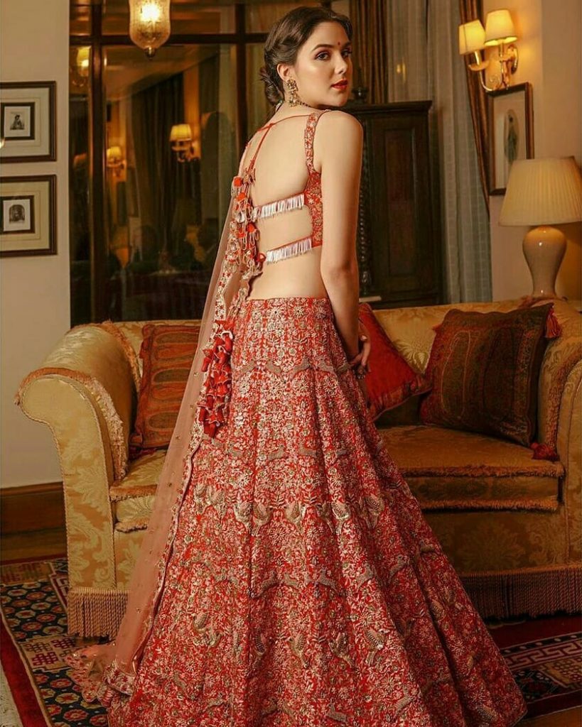 Janhvi Kapoor turns into a gorgeous showstopper in backless brick maroon  lehenga and backless blouse by Punit Balana at Lakme Fashion Week :  Bollywood News - Bollywood Hungama