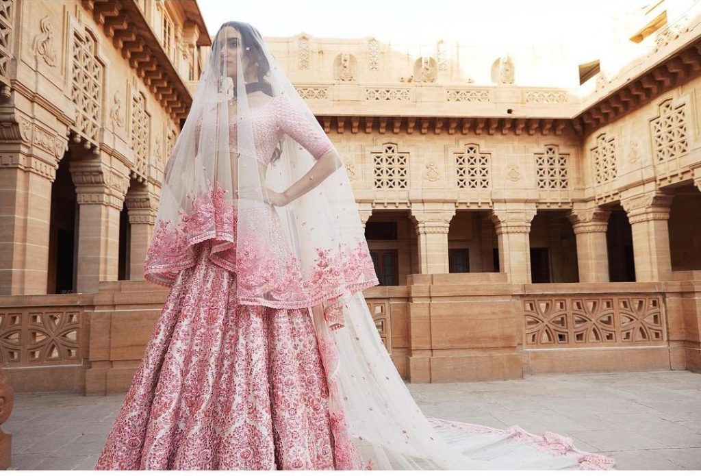 Elegant and Modern Indian Bridal Outfits With Veil, 31 e1551853029508