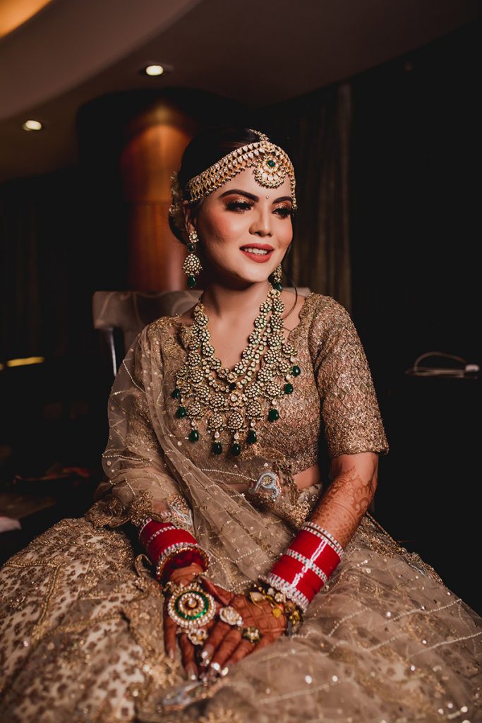 Dazzling Golden Wedding Outfits to Shine on Your Golden Day, 9