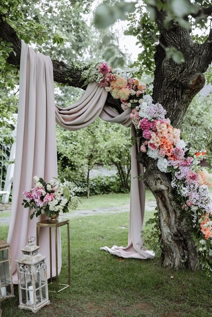 Best Ideas to Plan a Gorgeous Indian Garden Wedding, romantic flower gadern wedding backdrop ideas with drapery